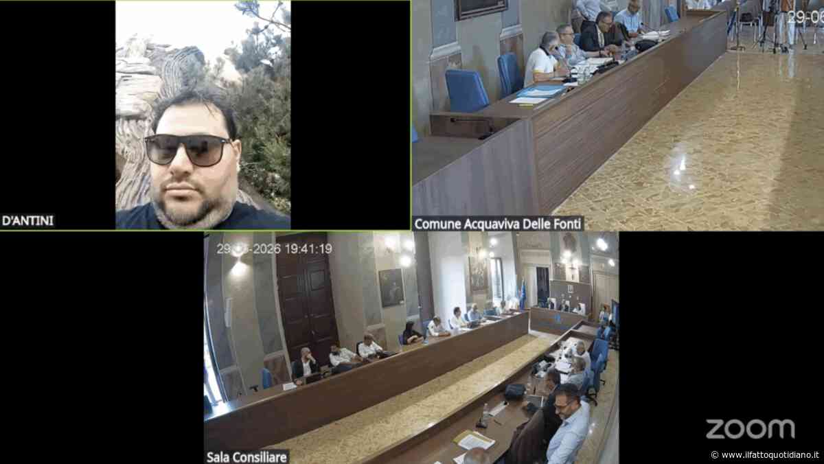 Il voto tra le giostre di Gardaland, il consigliere di Fratelli d’Italia si collega alla seduta del Comune dal parco divertimenti: il video