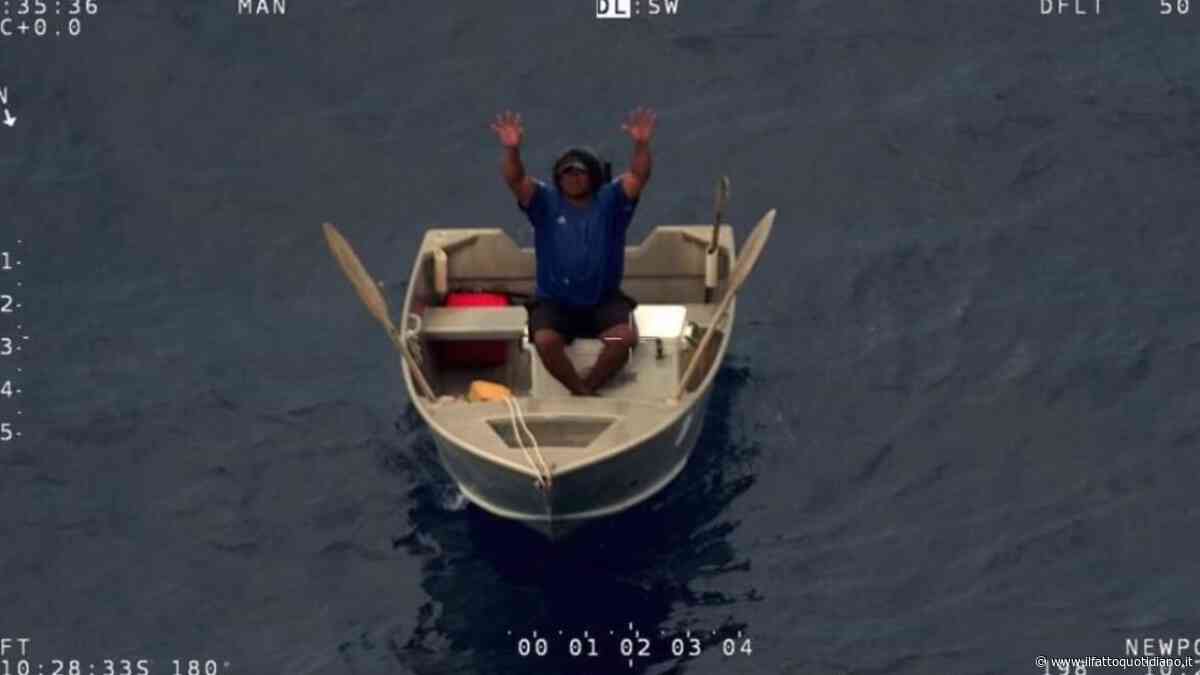 “Sono sopravvissuto otto giorni alla deriva nell’Oceano Pacifico. Le onde erano più alte della barca, mi colpivano da entrambi i lati ma non ho mai avuto paura”: la storia di Junior Apiuta