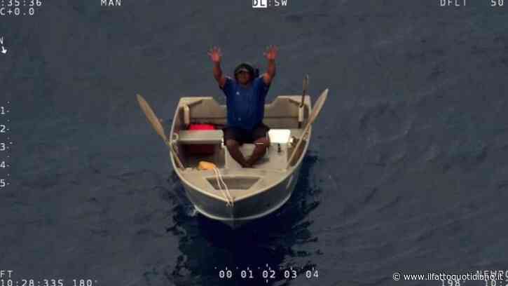 “Sono sopravvissuto otto giorni alla deriva nell’Oceano Pacifico. Le onde erano più alte della barca, mi colpivano da entrambi i lati ma non ho mai avuto paura”: la storia di Junior Apiuta