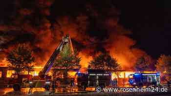 Gigantisches Feuerinferno in Bayern: Tausende Särge stehen lichterloh in Flammen