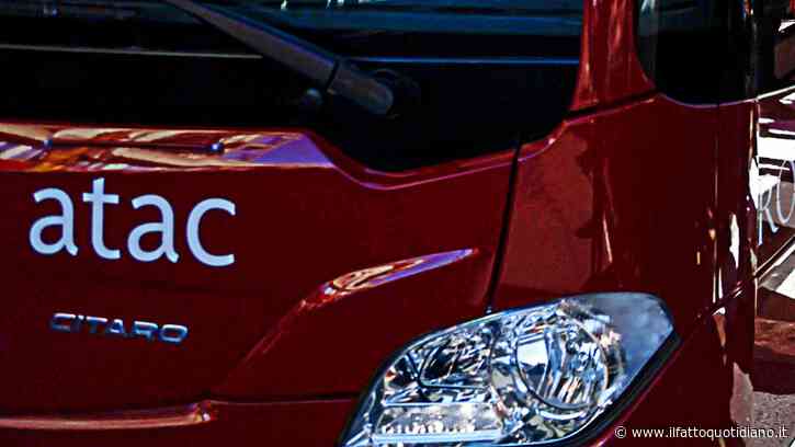 Roma, autista Atac si sente male per il caldo: autobus si schianta contro un albero