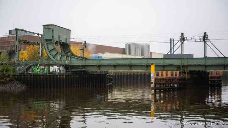 Binnenvaartschip vaart tegen Eisenbahnbrücke Oldenburg