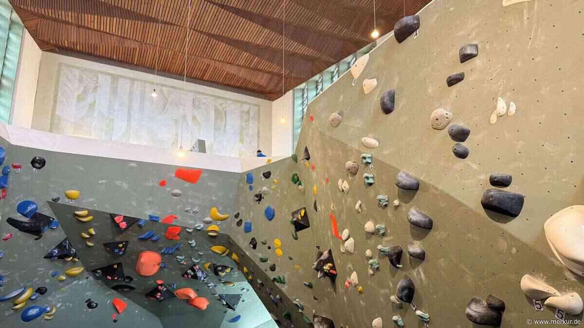 Mann stürzt in Kletterhalle mehrere Meter in die Tiefe und verletzt sich schwer