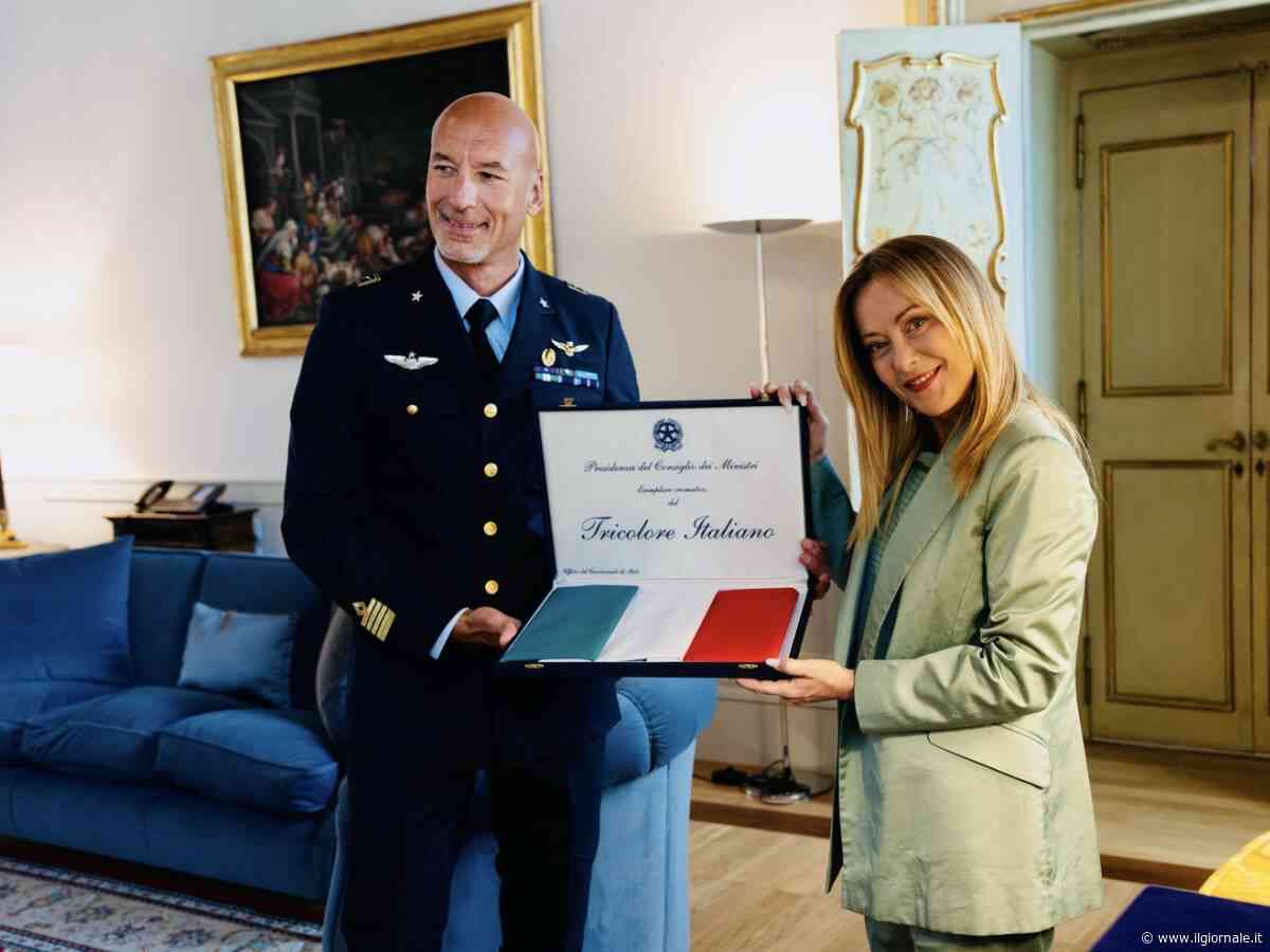 Meloni incontra Luca Parmitano: "Dai lustro a un'intera nazione". E gli consegna il tricolore da portare su Artemis III