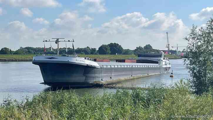 Binnenvaartschip dat op een krib voer bij Bergambacht is weer los