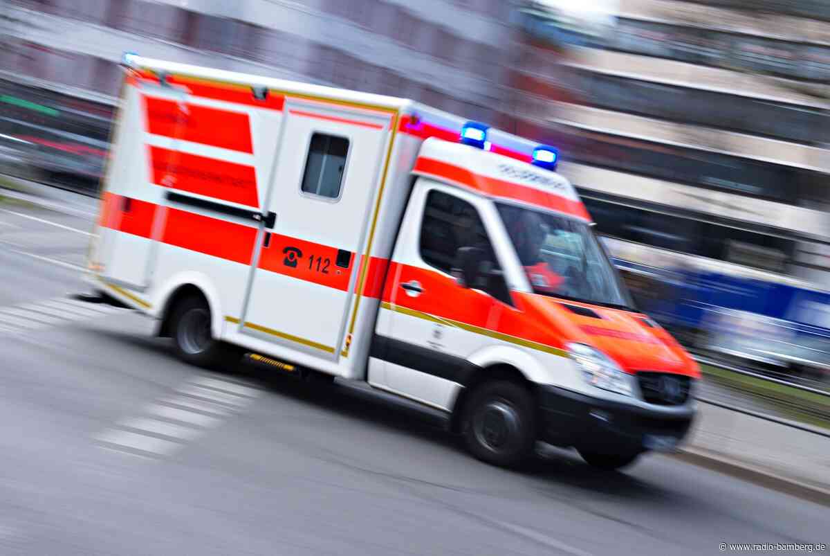 Rettungswagen mit Schwerverletztem stößt mit Pkw zusammen
