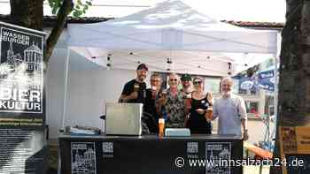 Durch selbstgebrautes Bier: Wasserburger Verein mit Spende an Stiftung Attl