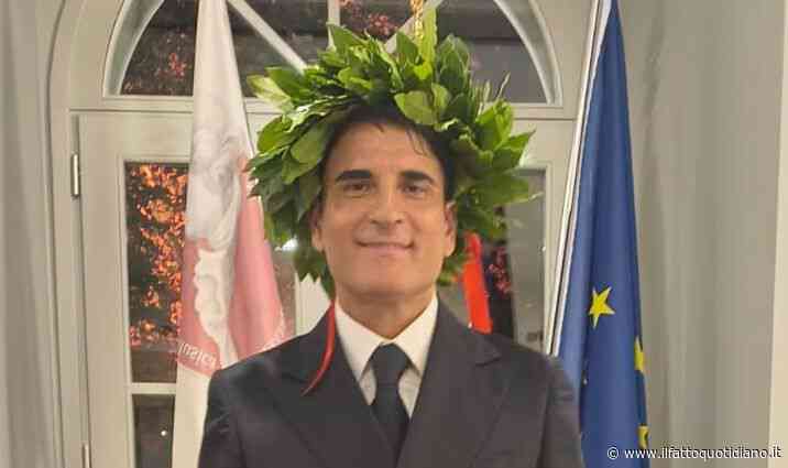 “Mamma, mi sono laureato tardi, un pochino troppo fuori corso, ma scusa ce l’ho: stev’ faticann'”: Sal Da Vinci commosso per la laurea honoris causa