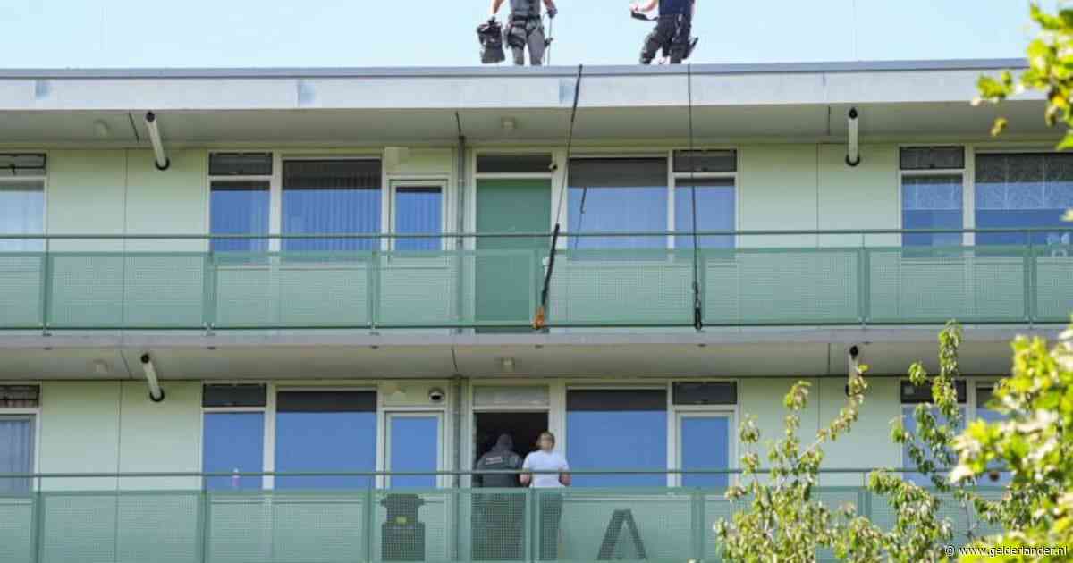 LIVE | Gijzeling in flatwoning Zutphen • Man opgepakt en met blinddoek afgevoerd