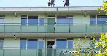 LIVE | Gijzeling in flatwoning Zutphen • Man opgepakt en met blinddoek afgevoerd