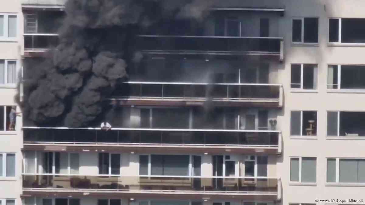 La fuga disperata dal palazzo in fiamme ad Anversa, almeno sei morti