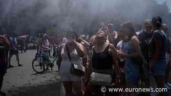 Heatwave: Berlin police use water cannon to cool Bruno Mars fans
