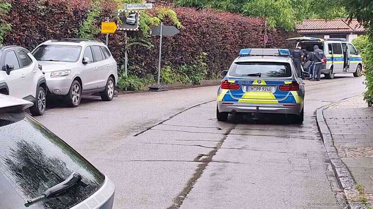 Radfahrer schneidet Kurve und prallt gegen Auto – schwer verletzt