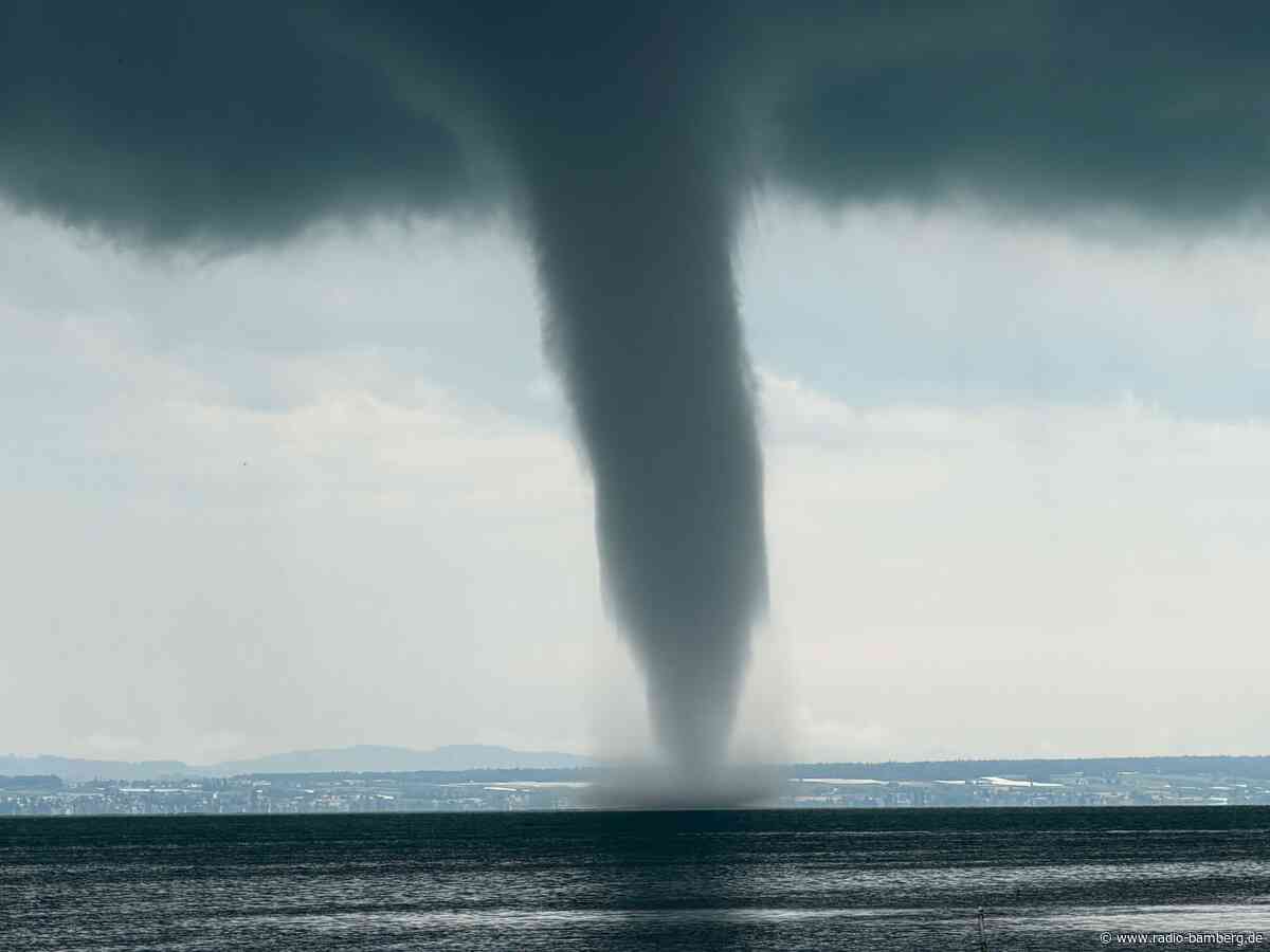 Tornado bildet sich auf dem Bodensee