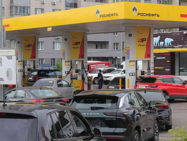 Razionamenti, targhe alterne e benzina scadente: così i droni di Kiev svuotano i distributori russi