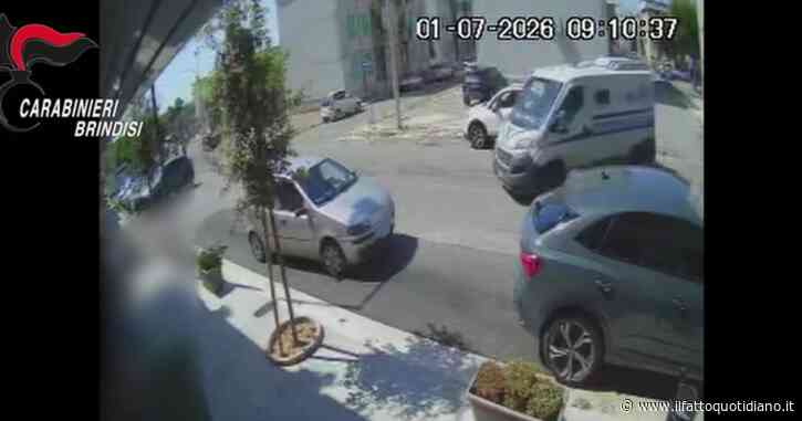 Assalto al portavalori, guardia giurata spara: rapinatori fermati dopo la fuga dai carabinieri: il video