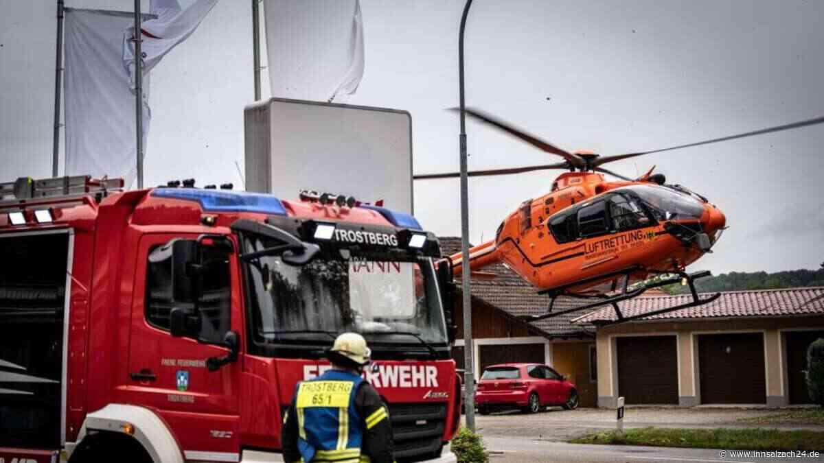 Tragischer Arbeitsunfall in Trostberg: Mann stürzt von Dach meterweit in die Tiefe