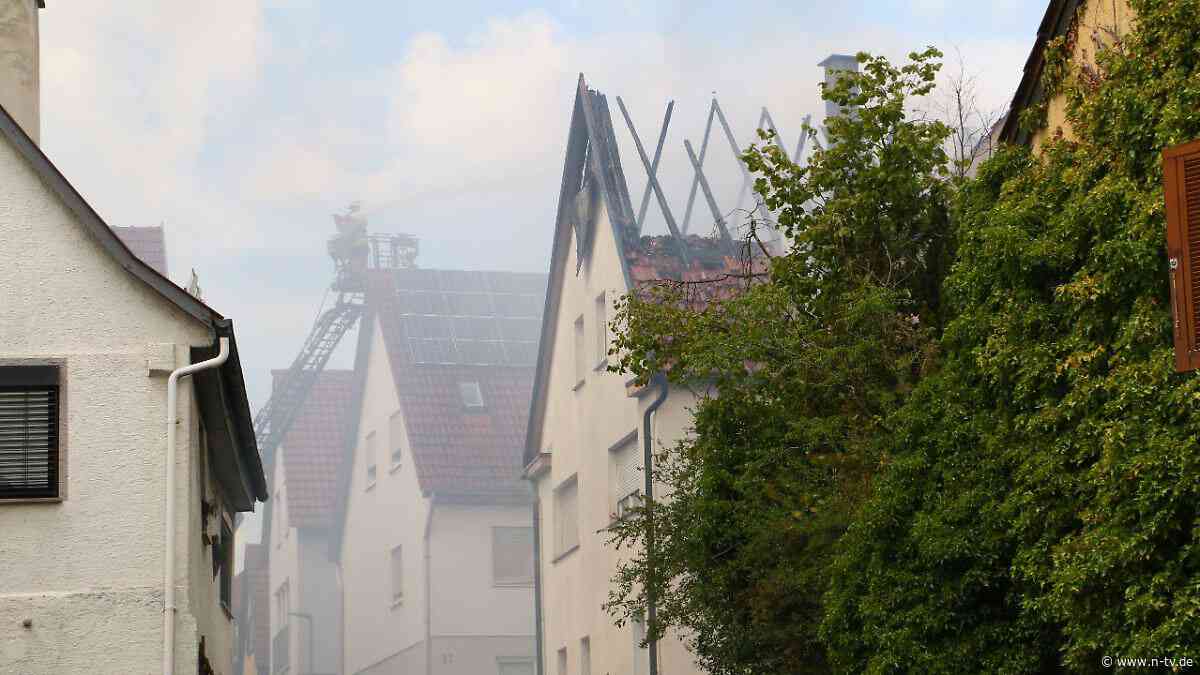 Großeinsatz der Polizei: Dachstuhl in Ingersheim ausgebrannt - zündete Mieter Brandsatz?