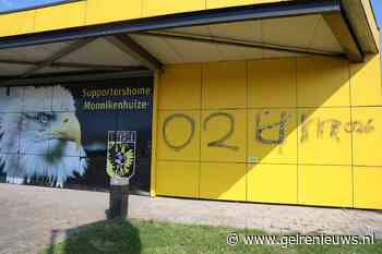 Supportershome Vitesse beklad met supportersleuzen
