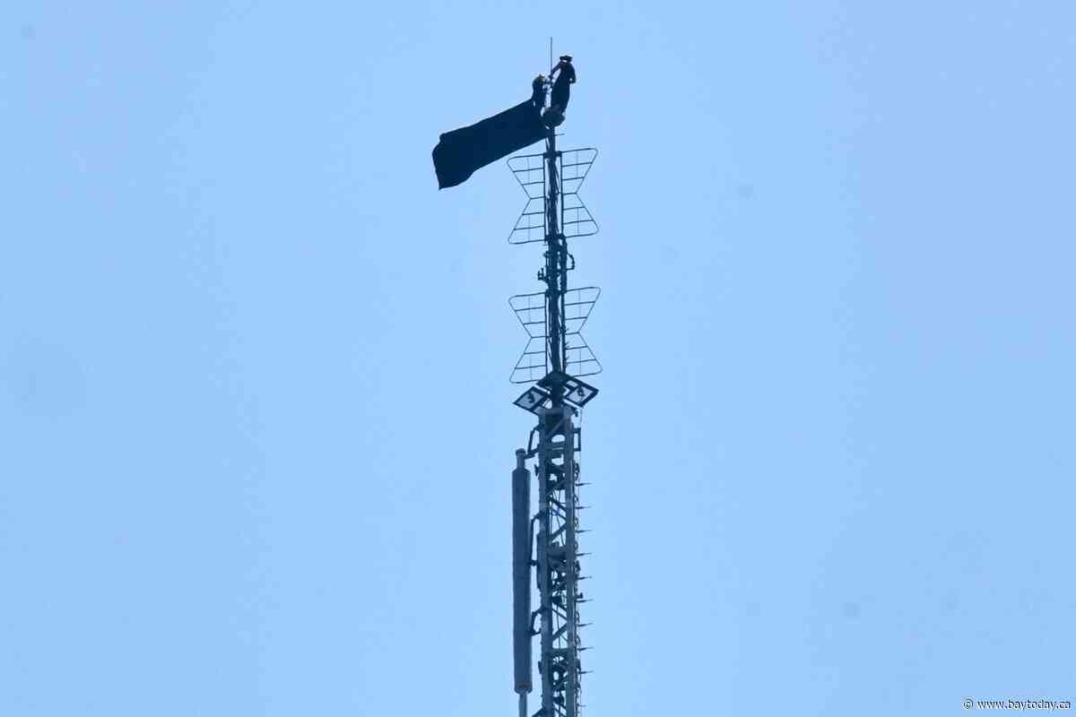 2 people arrested after hanging banner about 'the power of love' on Empire State Building antenna