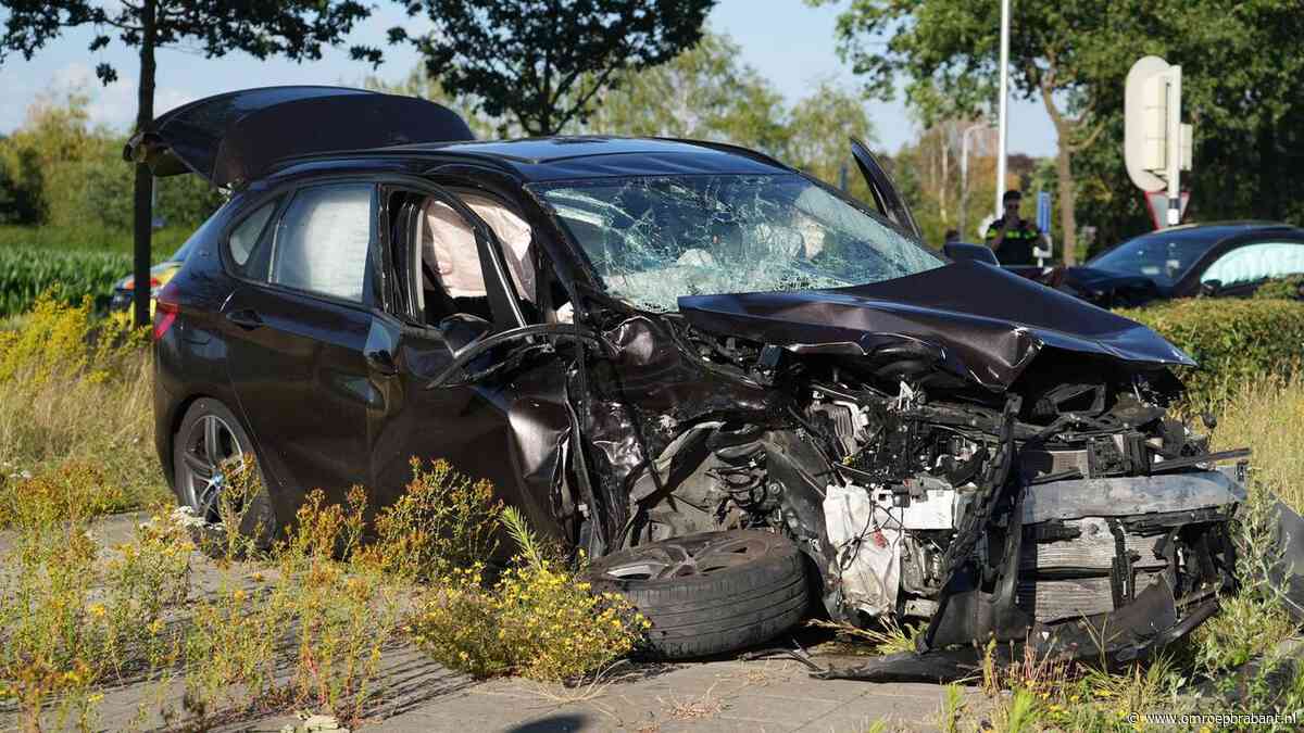 Ravage na ongeluk in Tilburg: twee gewonden en auto's volledig in de prak