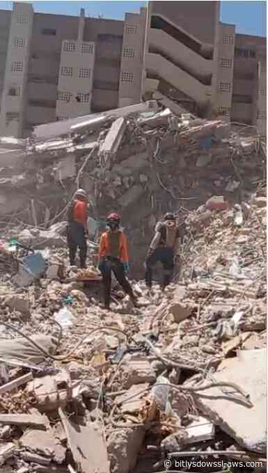 Familiares excavan con sus propias manos entre los escombros del edificio Los Corsarios en busca de sobrevivientes