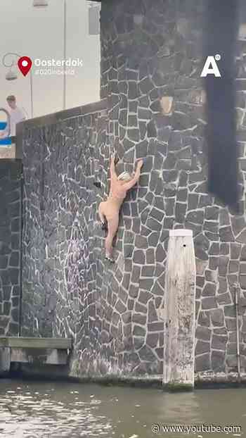 Vrouw klimt als Spiderman kade op