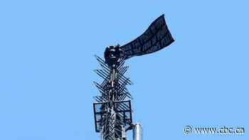 2 people arrested after hanging 'power of love' banner on Empire State Building antenna