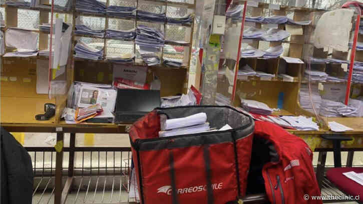 El desorden de Correos de Chile en Lo Barnechea: inician acciones legales por acumulación de más de 700 envíos entre los que había antiguos cheques de Tesorería