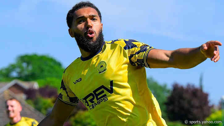 Moore signs new Torquay United contract