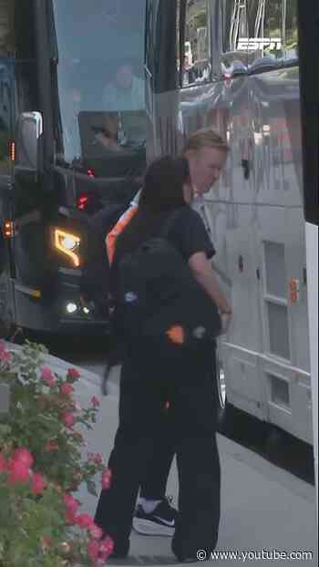 Vertrekkende Ronald Koeman en Oranjespelers arriveren weer in Kansas City 🚌🔶