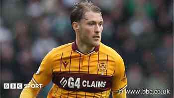 Wednesday sign midfielder Slattery from Motherwell
