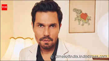 Randeep Hooda spotted travelling by metro during Mumbai rains