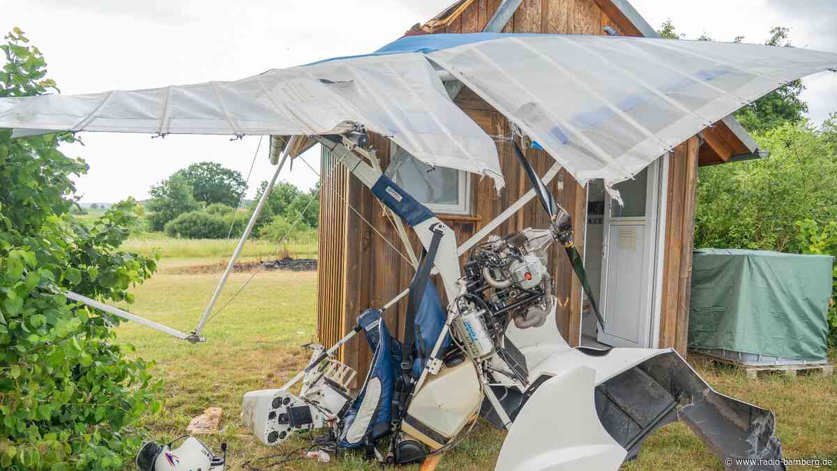 Ultraleichtflugzeug stürzt bei Landung gegen Holzhütte