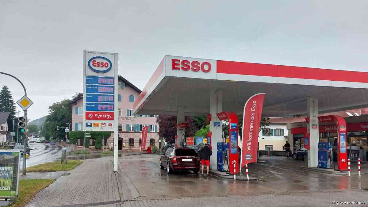 „Da war ich echt sprachlos“: Ansturm auf Zapfsäulen – Tankstelle vor Rabatt-Ende „leer gekauft“