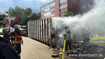 Container brennt: Feuerwehr löscht Müllpresse vor Aldi-Markt