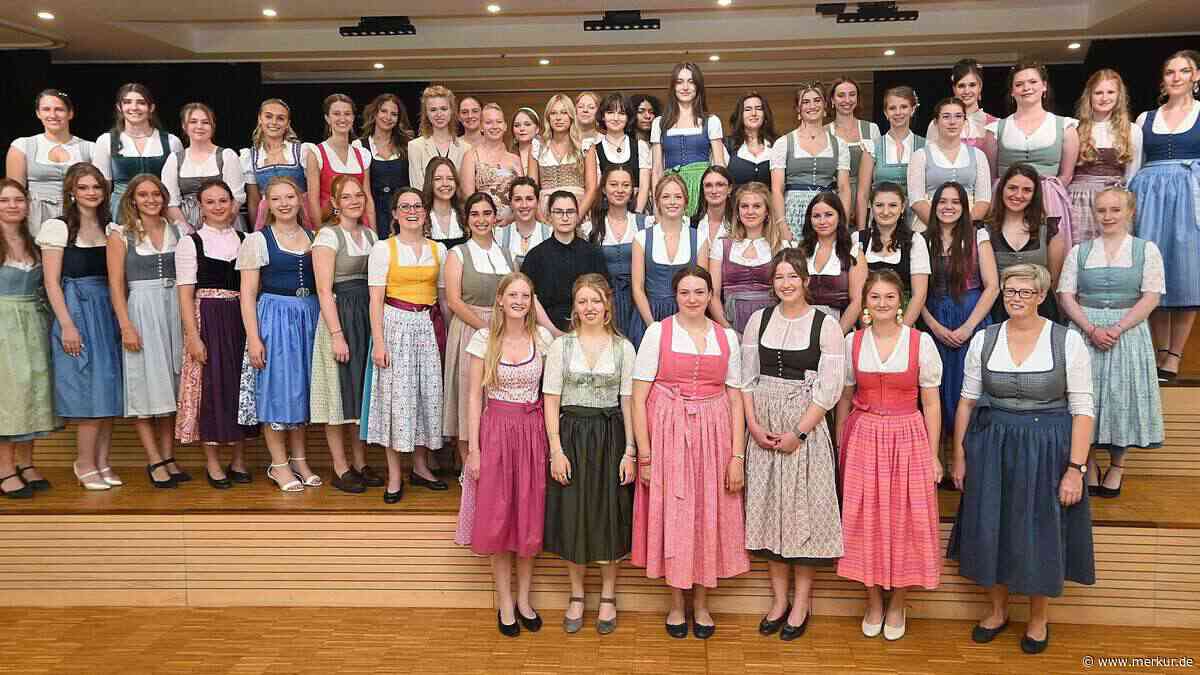 „Bewahrt euren Humor“: Abiturfeier am Irmengard-Gymnasium sorgt für heitere Momente