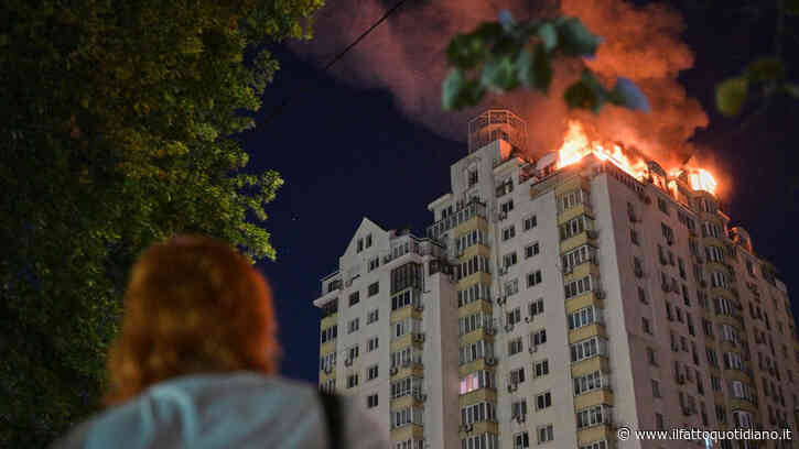 Ucraina, ondata di missili e droni su Kiev: “Colpiti edifici civili, almeno 13 morti”