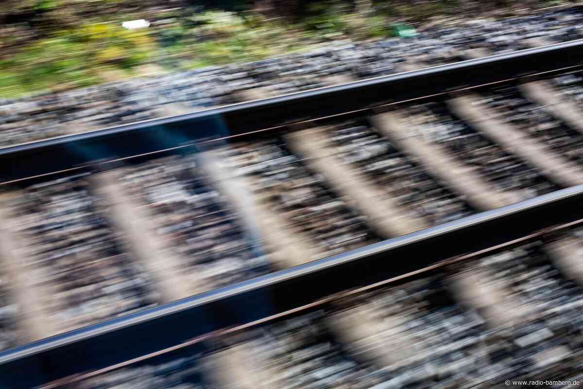 Kinder drehen TikTok-Video auf Bahngleisen