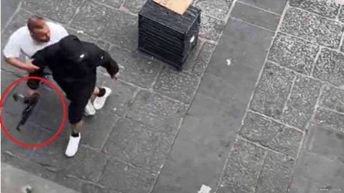 Tumulte, Schüsse und Panik: Vermummter zieht mit Sturmgewehr durch Neapel