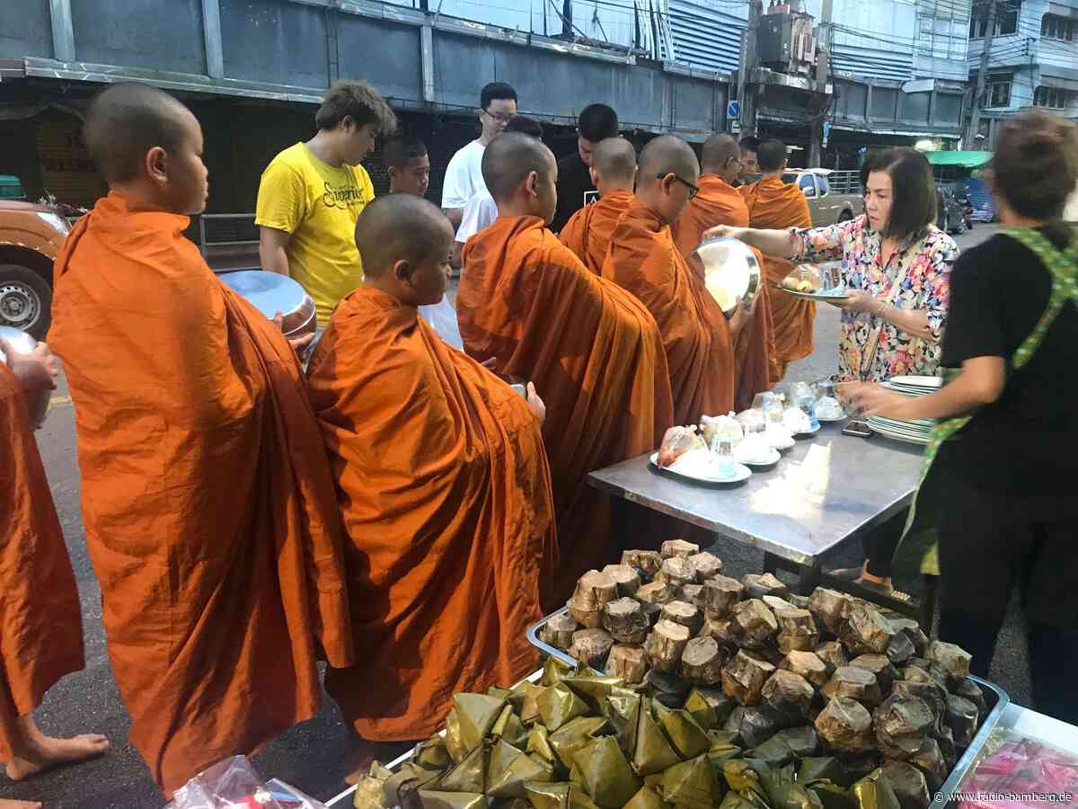 Pick-up rast in Mönchsprozession – acht Tote in Thailand