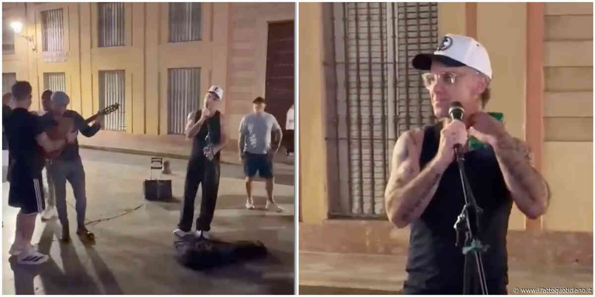 Robbie Williams sorprende a Siviglia: canta “Angels” con un artista di strada, turisti impazziti – IL VIDEO