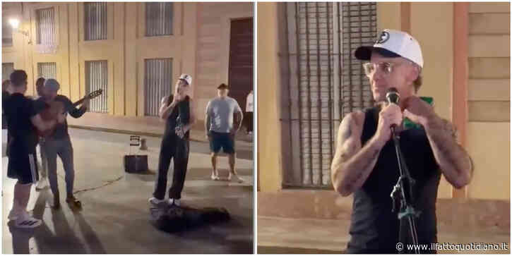 Robbie Williams sorprende a Siviglia: canta “Angels” con un artista di strada, turisti impazziti – IL VIDEO