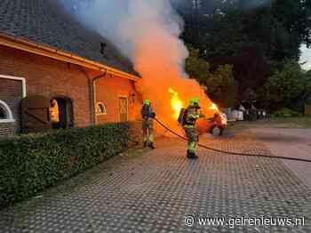 Auto vliegt in brand en beschadigt naaststaand voertuig zwaar