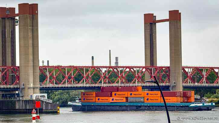 Containerschip vaart tegen Spijkenisserbrug