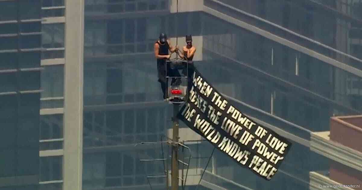 Balanceren op smalle richels en geen vangnet: dit is het gemaskerde duo dat Empire State Building beklom