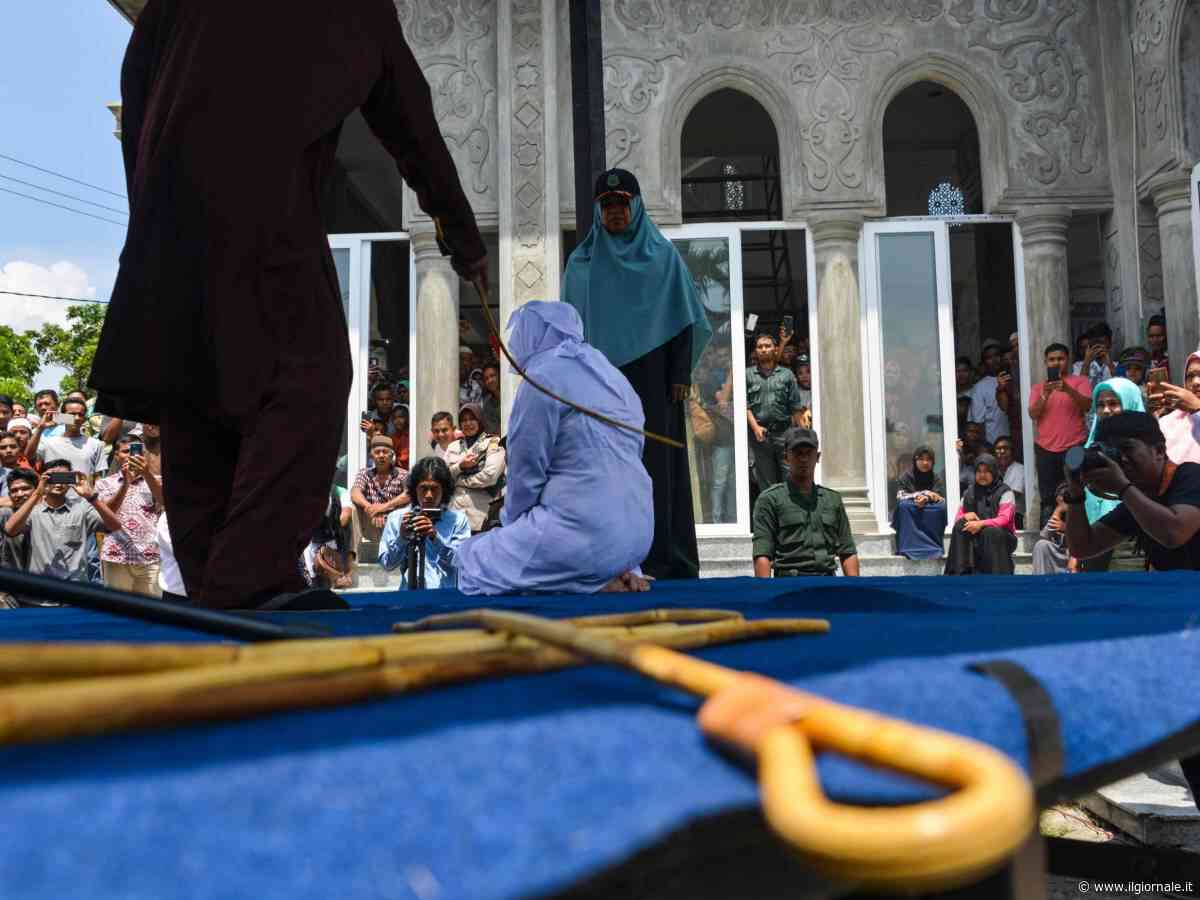 Baci durante una diretta su Tik Tok e in Indonesia scatta la punizione choc: 21 frustate a una coppia