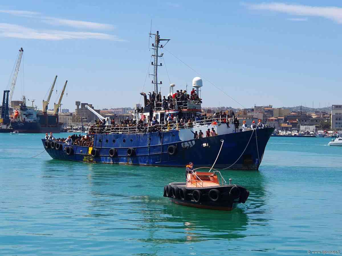 Traffico di permessi, i ricatti ai migranti: "Paga o non parti"