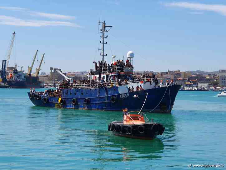 Traffico di permessi, i ricatti ai migranti: "Paga o non parti"