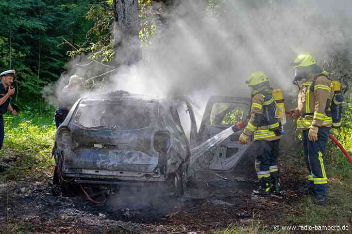 Auto prallt gegen Baum und brennt – ein Mensch stirbt
